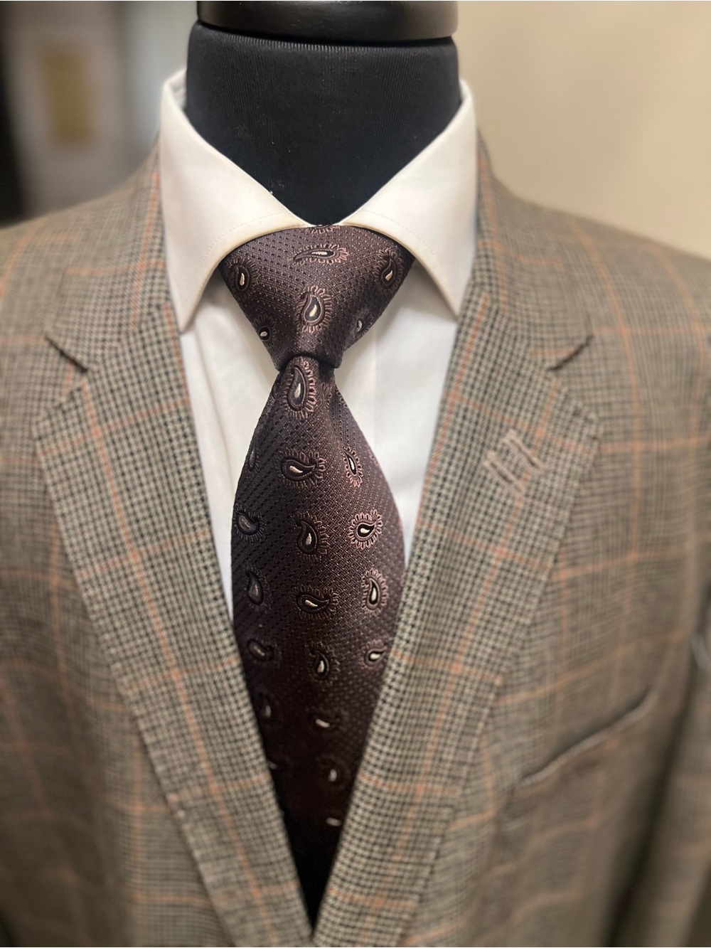 Brioni Brown Paisley Silk Tie with Cream Accents